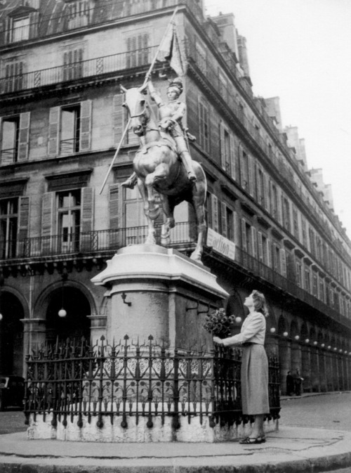 ladybegood:Ingrid Bergman beside the statue of Joan of Arc in Paris, 1948