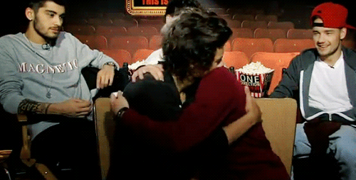 hatelessly:  stylesin: Int: Who gives the best hugs? x Niall: I like to hug, I’m not saying I give the best hugs, but I love to hug.    cutest thing ever