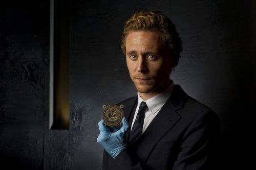 vivillrocku:[HQ] Tom Hiddleston holds the original 600-year-old Henry V seal at the Shakespeare exhi