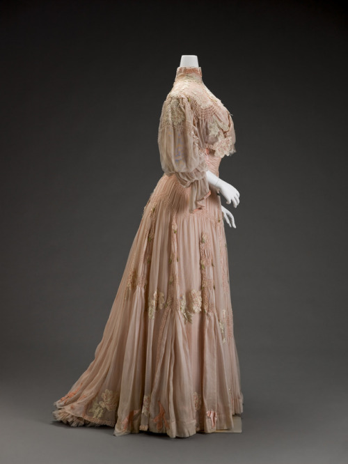 fashionsfromhistory:Day DressGirolamo Giuseffic.1906The appliquéd and cutout stylized flowers—either