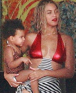 thequeenbey:  The Carter Family celebrate Beyoncé’s birhday in Italy. 