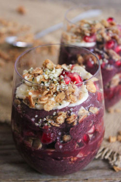 beautifulpicturesofhealthyfood:  This super simple Açaí Power Parfait is packed with superfoods and guaranteed to brighten your morning…RECIPE