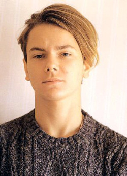  River Phoenix photographed by Yoshi O’hara,