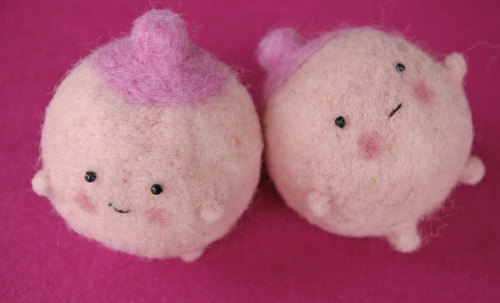 honeythistledesigns:  sosuperawesome:     Needle felting by FaitMainProduction on Etsy  • So Super Awesome is also on Facebook, Twitter and Pinterest •   These are beyond adorable O.OSeriously coveting that pair of kidneys… and that uterus!  