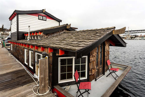 jeremylawson:A cedar-shake roof with steel hull houseboat in Seattle, Washington.Fuck yea I’d totally live in this! Might have to go check it out next time I’m in Seattle 😊