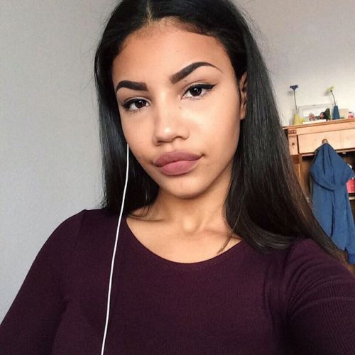 glamourqueenn:  beautyselfiess:  ✨  ❤  Beautiful girl who has luscious pink lips!!