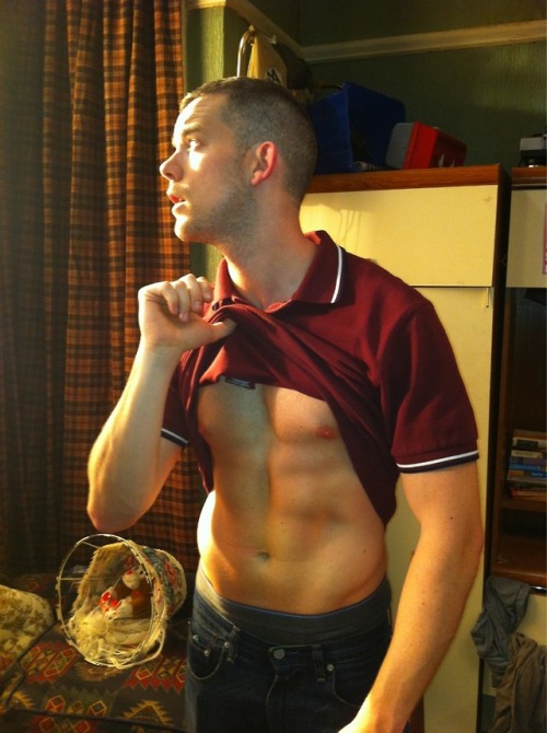 jockdays:  Active porn blog! I check out ALL new followers :)