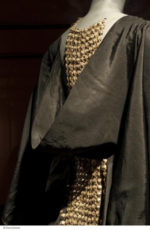 japonismefashion:  Evening GownJeanne Lanvin1937The inspiration for this sequin design probably came