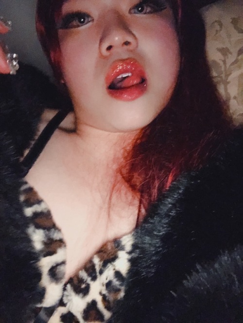 slutsexycat: 沒人要小貓了，都沒人要陪我 Nobody want to chat with me.