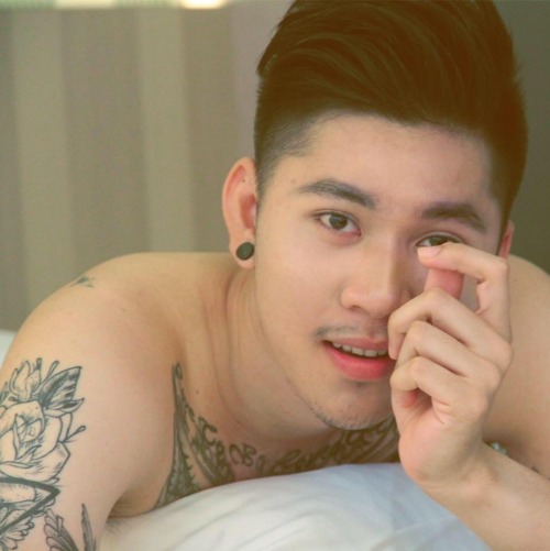 hotguyszz: hotguyszz: Clip của em này đang hot phết, chim cũng nhỏ nhỏ xinh xinh nhìn cứ tưởng bot  