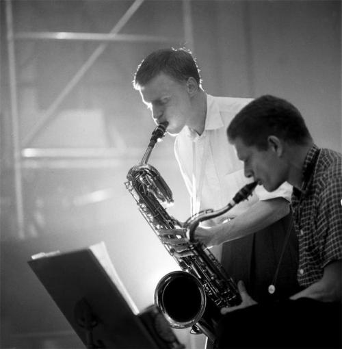 themaninthegreenshirt: Gerry Mulligan and Zoot Simms, NYC [1955]