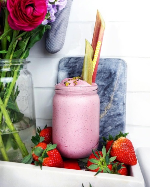 Strawberry Rhubarb Smoothie 🍓🍓🍓Now that my Dan has become addicted to my Strawberry Ice Smoothie (and rightly so, it’s delicious! ☺️) and enjoys one almost every day, I try to change things up once in a while so we can experiment with slightly...