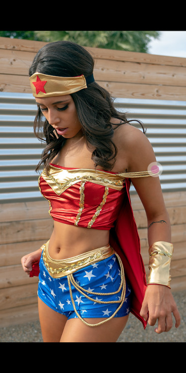 foxycosplaygirls: cute-cosplay-babe:Violet Summers as Wonder Woman foxycosplaygirls.tumblr.c