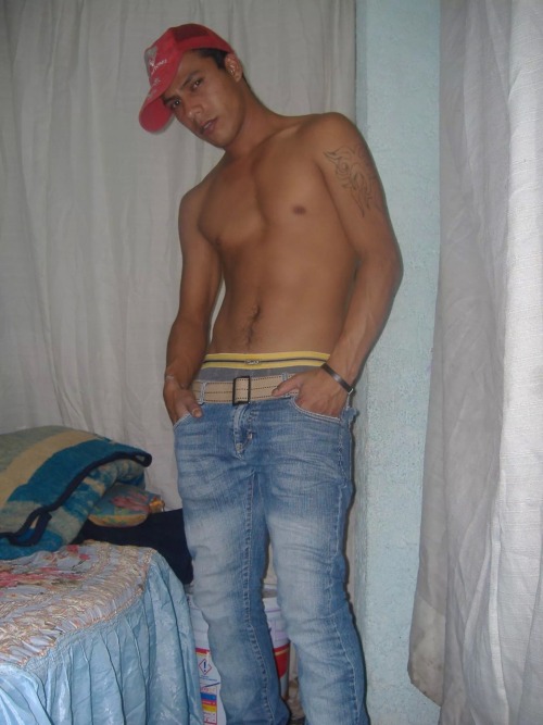 kbroncin:  Manuelito uff muy juguetón en la cama…!!