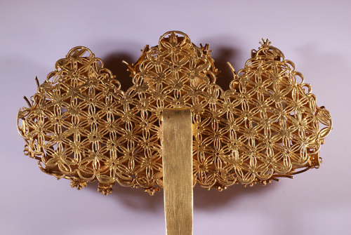 orientallyyours: Chinese hairpin in the form of a pagoda scene with tiny figures, made in woven gold