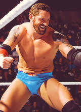 Baby blue trunks! =D