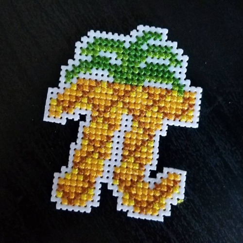 craftinggeek:Pi-neapple…get it? Oh man, I love puns Pattern by @ringcat. Stitched on 14-count white 