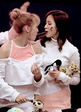 kpopmeltsmybrain13:  The day that MiMo kissed each other in front of everyone ~~