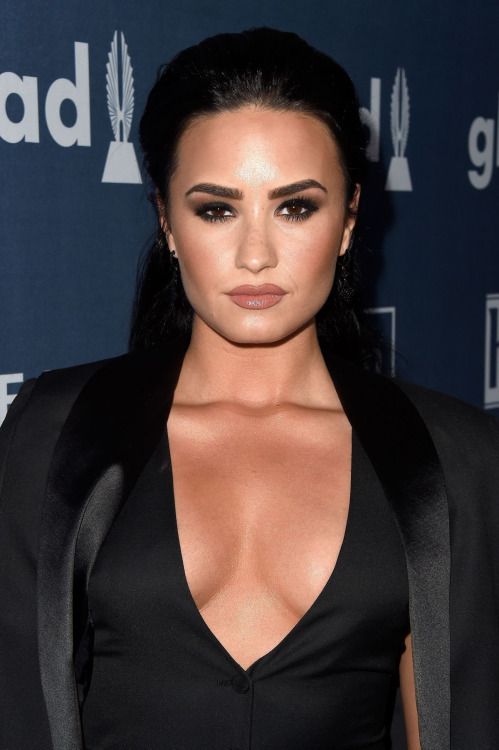 Hottestcelebrities:demi Lovato