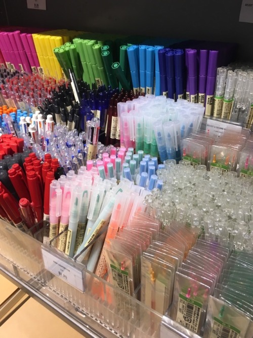 galaxylo:i finally made it to the muji store in nyc!!! i’ll post what i got later 