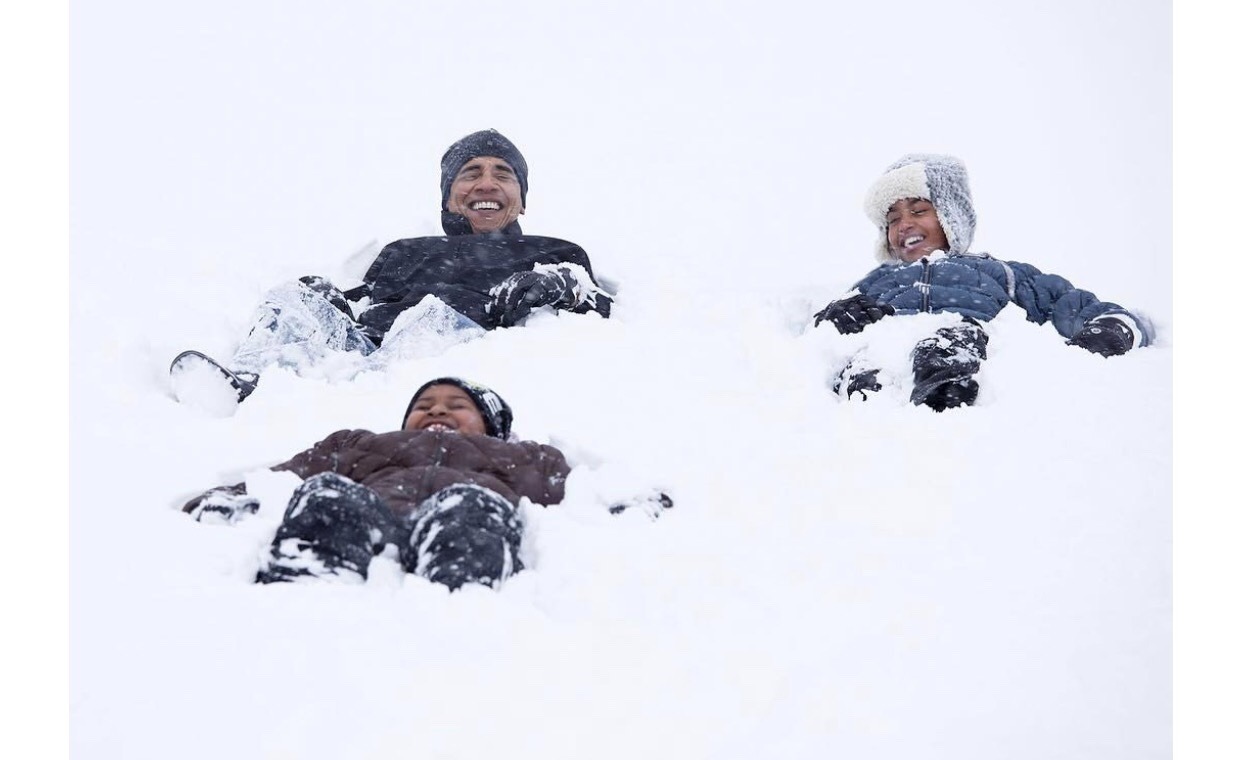 frontpagewoman:Never before released pics of Potus, Malia and Sasha in the snow in