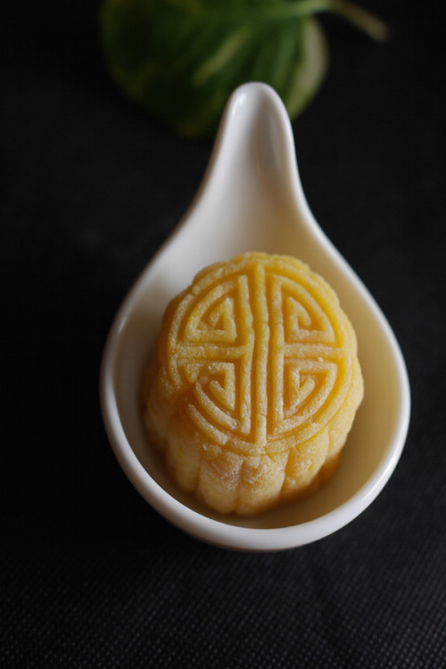 foodffs:Durian Mooncake Follow for recipes Is this how you roll?