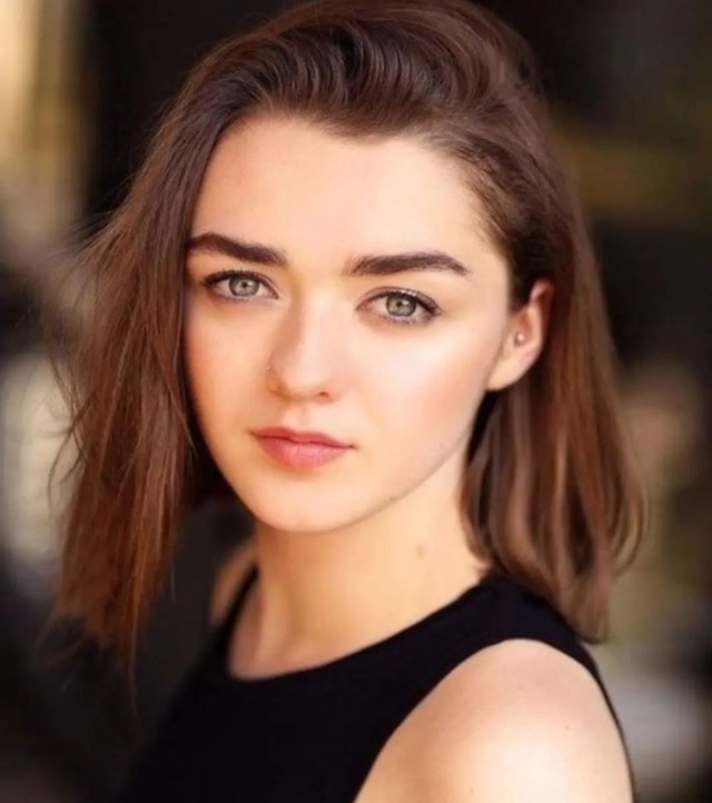 Please reblog and follow The Hottest Hollywood Celebs 
Maisie Williams