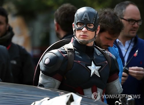 ittybittymanatee:  k4nine:  Captain America(Chris Evans), at the set of Avengers2