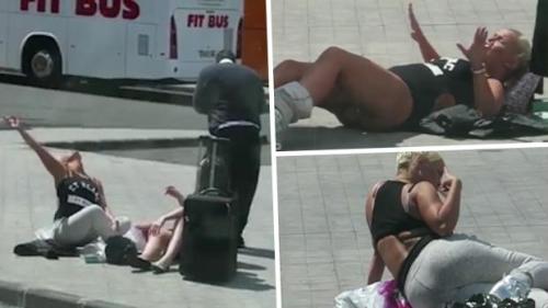 Kerry Katona komplett besoffen auf Gran CanariaIm April schockierte der Atomic-Kitten Star Kerry Katona mit diesen unrühmlichen Aufnahmen, auf denen zu sehen ist, wie sie sturzbetrunken am Flughafen von Gran Canaria liegt und sich sogar in aller Öffentlic