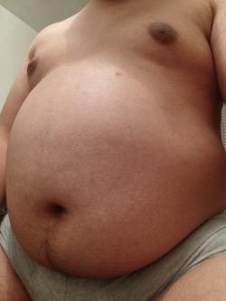 gainerburr:Stuffed belly!I had a hamburger, 20 nuggets, some fries, a chocolate milkshake