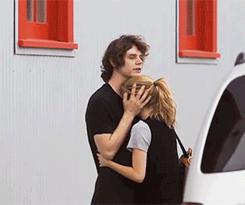 robsdowneyjr-deactivated2015071:  Evan Peters being the cutest boyfriend anybody