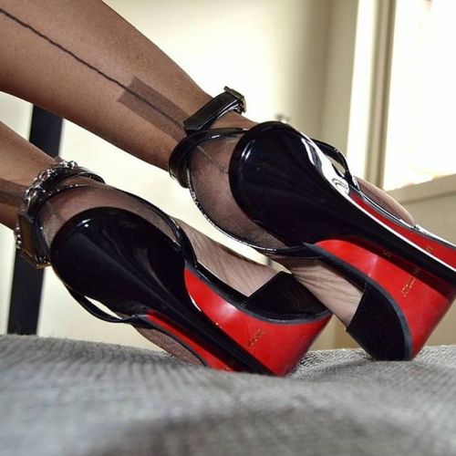 Heels, hose and anklet!Many thanks to cagestore for this photo link!The anklet tells a tale! To thos