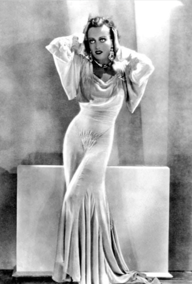 Joan Crawford (1935) - wearing a gown designed by Adrian ?⚘
