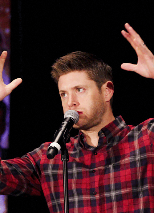 suckmywinchester:Jensen @Dallascon15 [credits jensenwuvzhugz​]