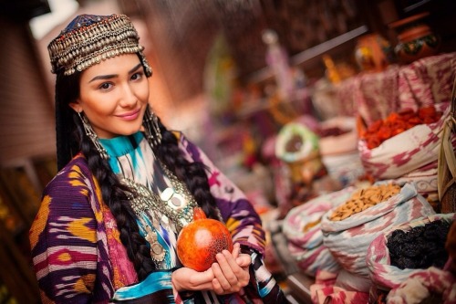 everythingcentralasia:Uzbekistan’s folk costume.
