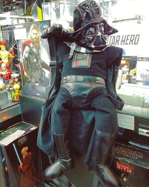 #Pépère , c'est le #weekend!!! #DarkVador tranquilou! Tired #DarthVader 😂 #StarWars #toy (à Hobby One)