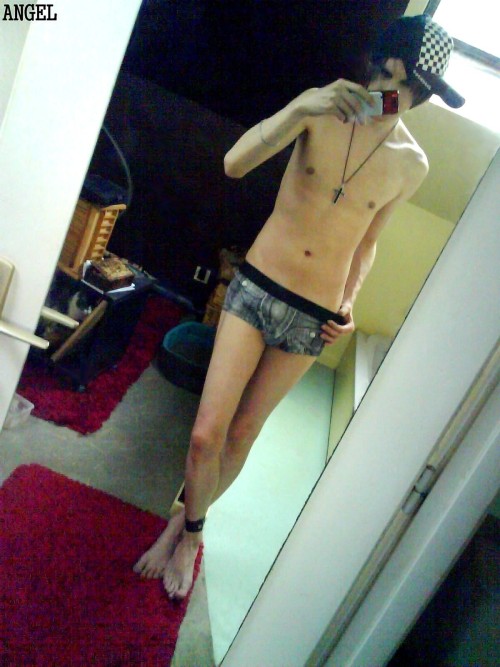 angel-lorisuna:  Shirtless in underwear  Sexy long legs hot feet