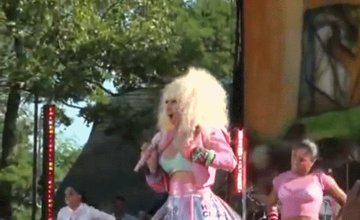 onsumnastyshit:  rulo0kngatmyass:  her face when she sees it…. too cute  She felt