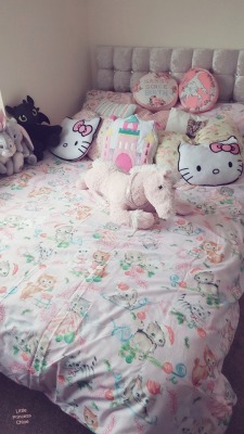 littleprincesschloe:  I bought myself pretty new Christmasy kitty bedding 🐺🎄  💖🦄don’t remove my caption, 18+🦄💖