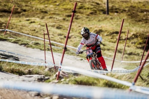 womenscycling:  Manon Carpenter & Rachel Atherton - via Feel the heat of qualifiers at Fort Will