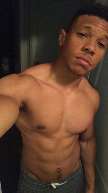 theransomwhey:  Whatever I’ve been doing may or may have not been working but I’m liking it. Finally did abs today lol