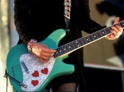 fuck-yeah-isolation:  Courtney Love Guitar  