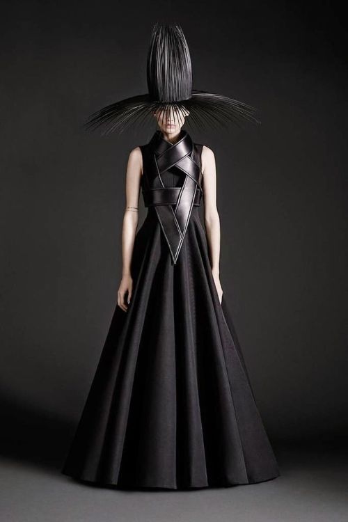 reneeruinseverything:    Gareth Pugh | Spring 2015 Ready-to-Wear -http://www.reneeruin.com/2014/09/gareth-pugh-spring-2015-ready-to-wear.html    