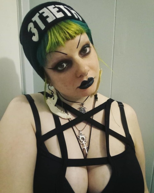Your hair&rsquo;s on fire, must have lost your wits. #gothgoth #spookypunk #3teeth #greenhair #blueh