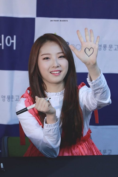 loonatheworld:©  Haseul Day | Youngpoong Bookstore
