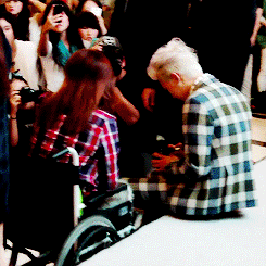 shabbitable:  There was a disabled fan coming to GD’s fan signing event. GD walked down from the stage and talked to her for a while. He also signed on her cap and helped her to put on it. He’s such a gentle and kind man. 