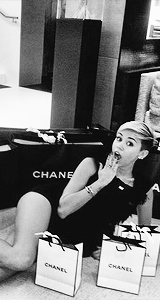 domaythang-deactivated20180917:  Miley using Chanel 