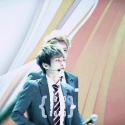 loveuxiumin:  Luhan stopped Xiumin from cheating  Just look  at him in fear of what