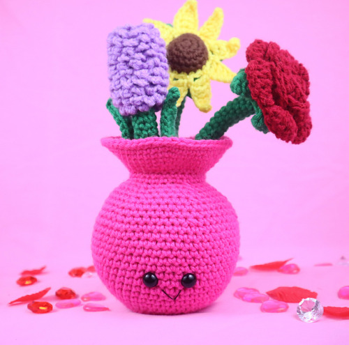 yarnitbunny:ericacrochets: Vase of Flowers by StringyDingDingFree Crochet Pattern Here Aww I thought