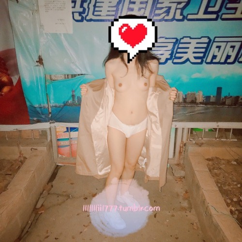 llllllliil777:把跳蛋塞进去然后远程遥控 不知道路上的人有没有看到